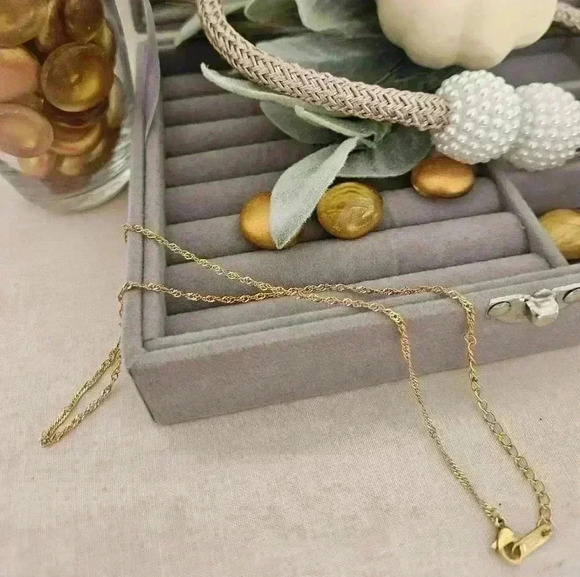 Fashionable, thin waterwave gold, 18k plated, tarnis free 18-inch necklace - Picture 3 of 5